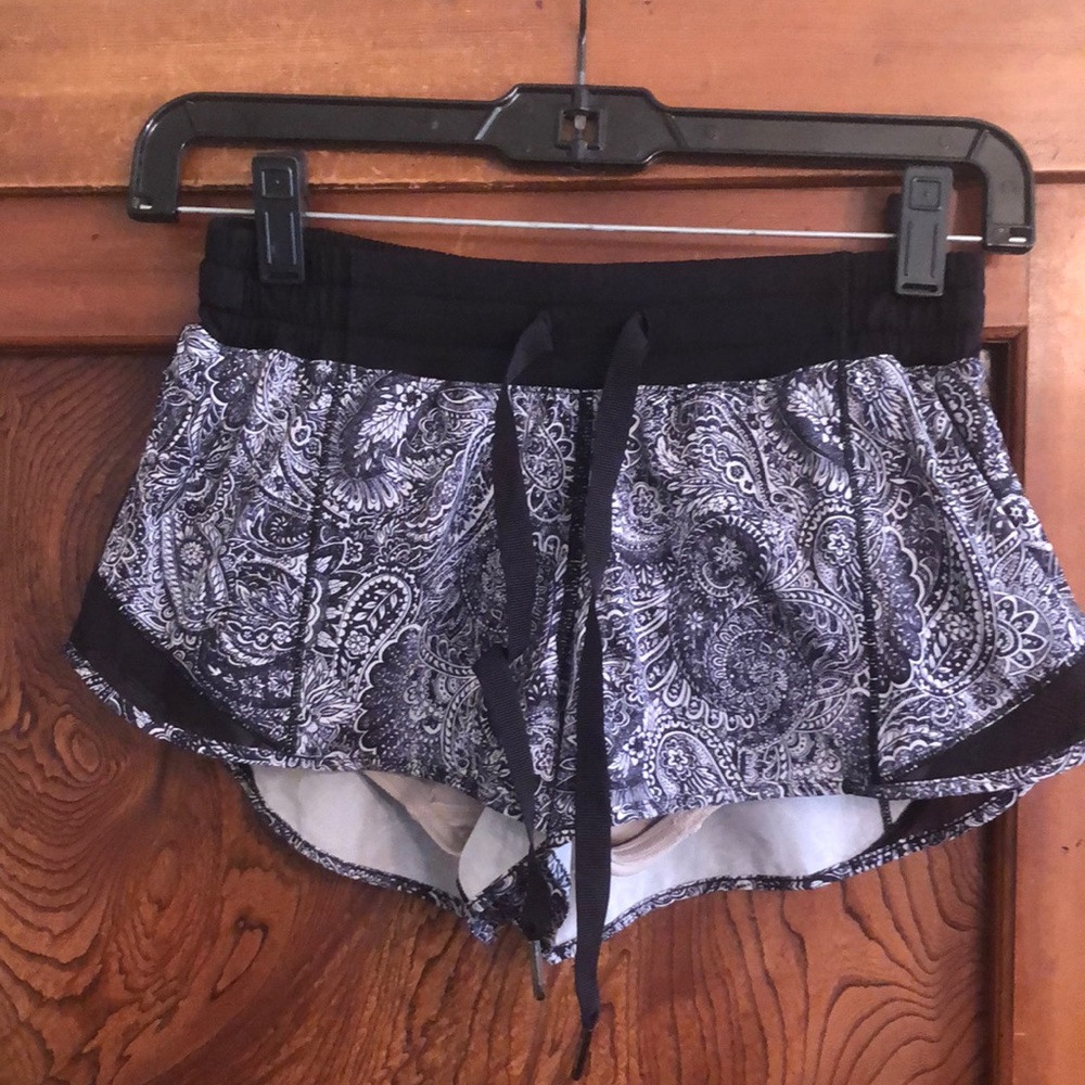 Lululemon black/white pattern short sz 4 has liner 2.5”” inseam